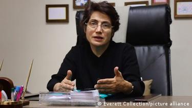 نسرین ستوده، وکیل، حقوقدان و فعال حقوق زنان در دفتر کارش در تهران