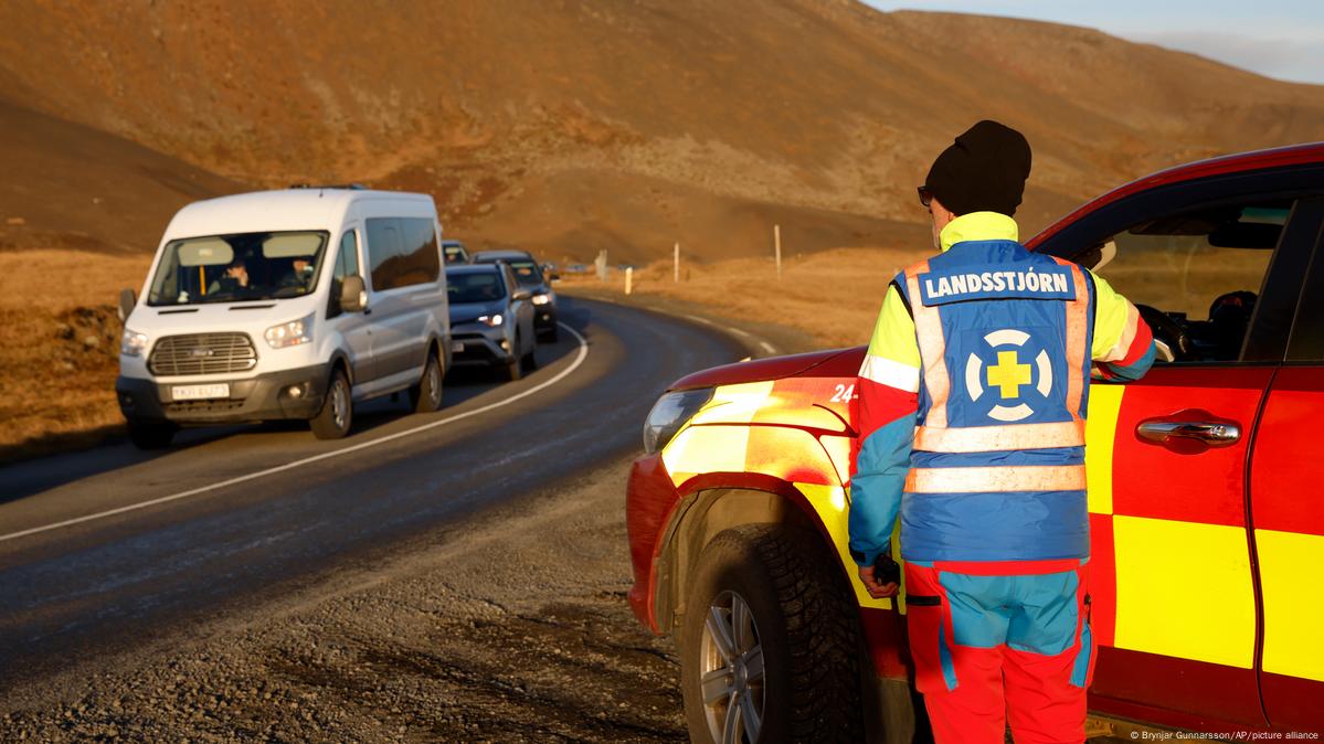 Los servicios de emergencia observando la situación en las carreteras.