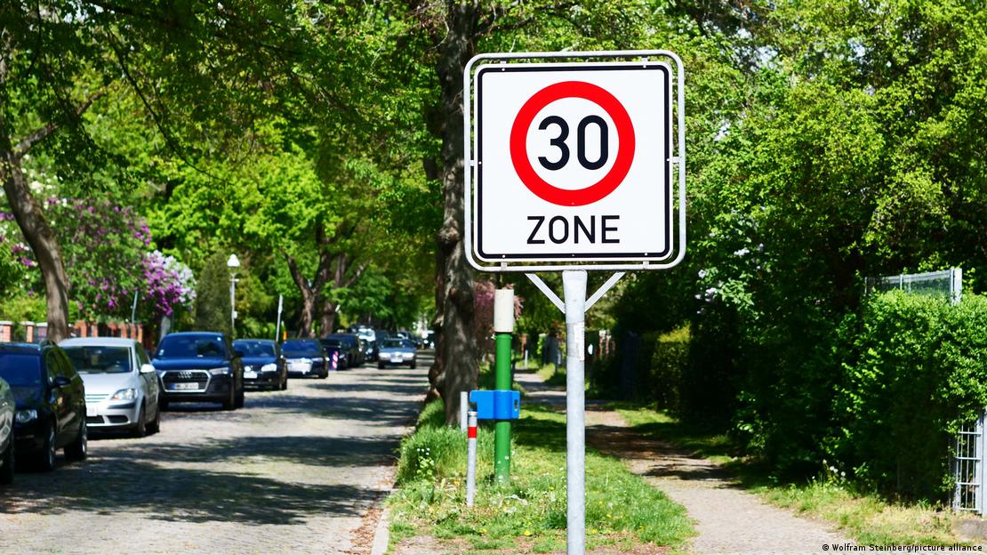 Un cartel de límite de velocidad de 30 km en Berlín.