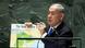 Benjamin Netanyahu con un mapa en sus manos se dirige al público con micrófono. Benjamin Netanyahu con un mapa en sus manos se dirige al público con micrófono.
