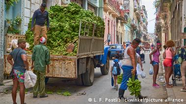 Descarga de un camión de bananas en La Habana.