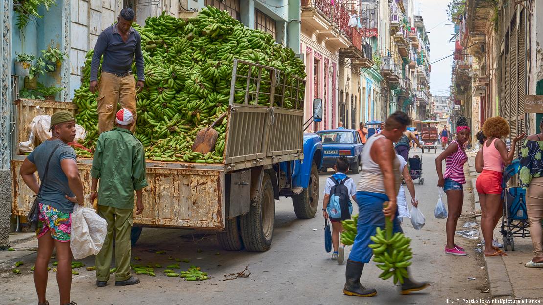 Cuba: caminhão de bananas pelas ruas de Havana