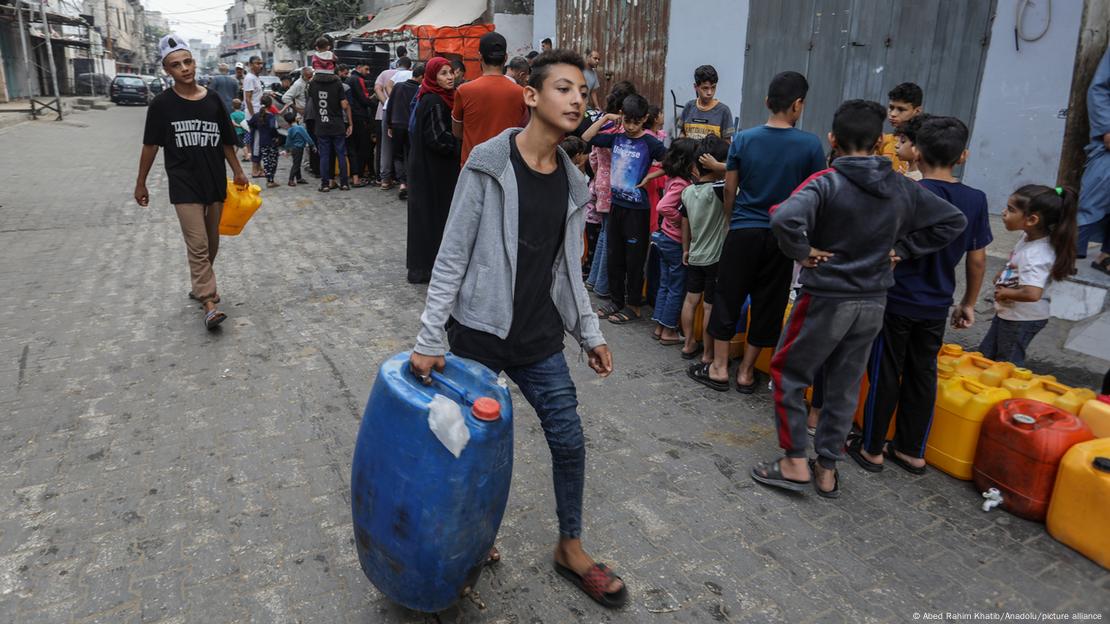 Παλαιστίνιοι περιμένουν να πάρουν πόσιμο νερό