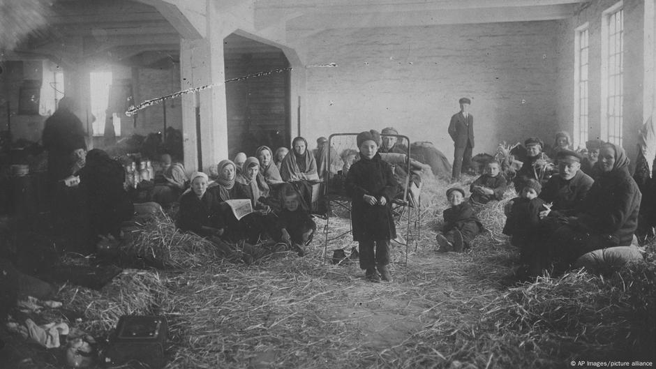 Etnički Nemci iz Sovjetskog Saveza počeli su da se iseljavaju već posle Drugog svetskog rata. Snimak iz Nemačke luke Kil, 19.11.1955. gde privremno smešteni čekaju na brodove za Kanadu i Argentinu.