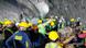 Numerosos rescatistas trabajan en el túnel. Numerosos rescatistas trabajan en el túnel.