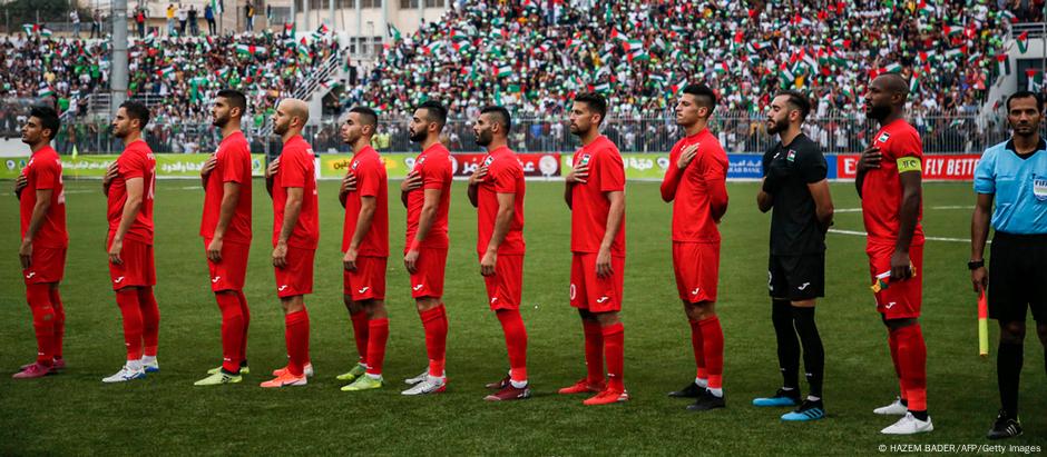 Seleção palestina durante o hino antes de um jogo em casa, em 2019, em Al-Ram, na Cisjordânia