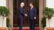 Biden e Xi se cumprimentam em frente a uma porta Biden e Xi se cumprimentam em frente a uma porta