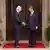 Biden e Xi se cumprimentam em frente a uma porta