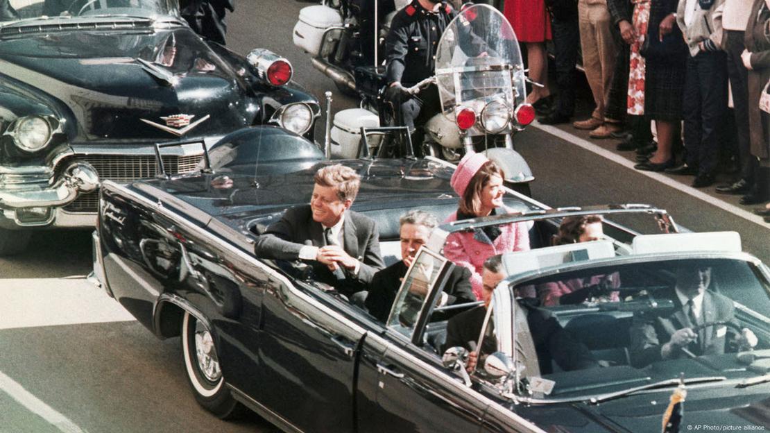 En esta foto de archivo del 22 de noviembre de 1963, la comitiva del presidente John F. Kennedy recorre la ciudad de Dallas, Texas, minutos antes del magnicidio. En esta foto de archivo del 22 de noviembre de 1963, la comitiva del presidente John F. Kennedy recorre la ciudad de Dallas, Texas, minutos antes del magnicidio.