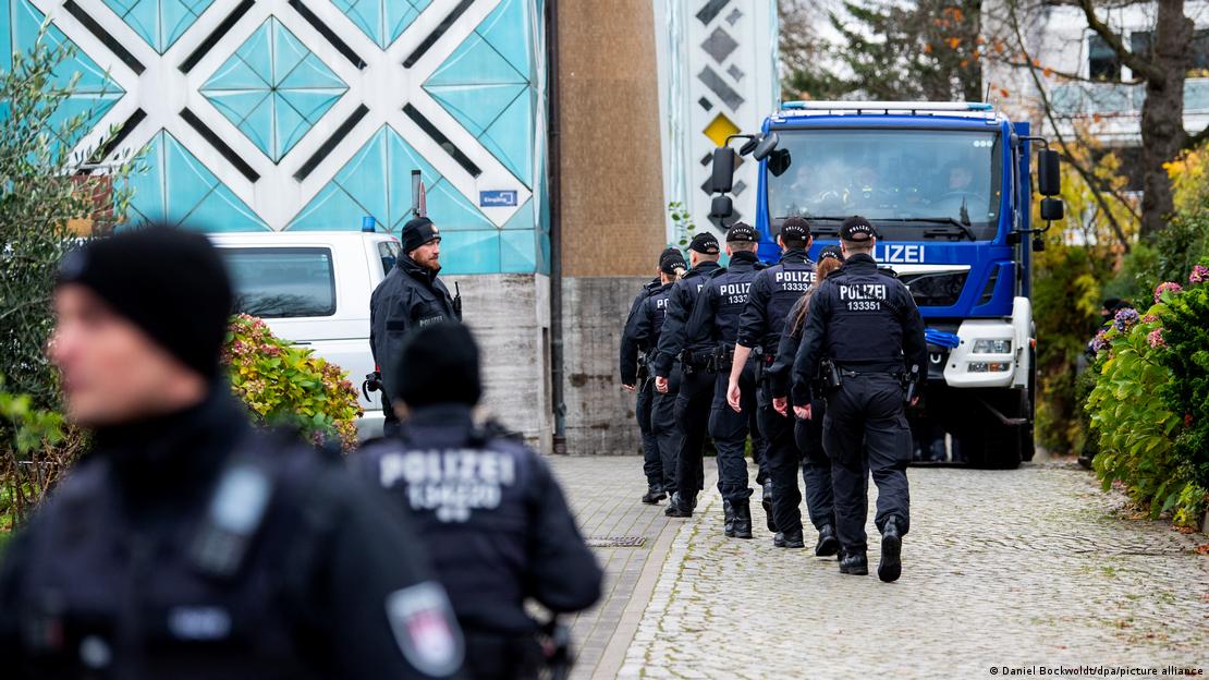 Γερμανοί αστυνομικοί κάνουν έφοδο στο Ισλαμικό Κέντρο Αμβούργου