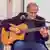 Joan Manuel Serrat tocando la guitarra (15 de noviembre de 2023).