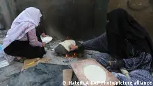 16.11.2023+++ A Palestinian woman bakes bread in Rafah, Gaza Strip, Thursday, Nov. 16, 2023. (AP Photo/Hatem Ali)
