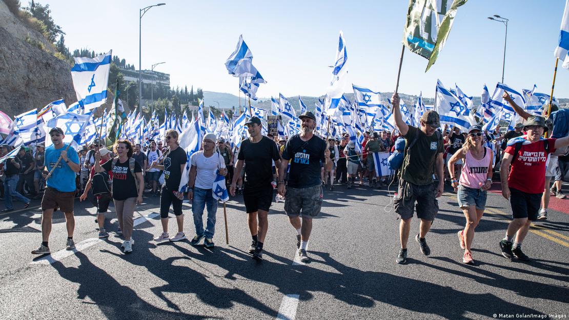 Prosvjednici s brojnim izraelskim zastavama