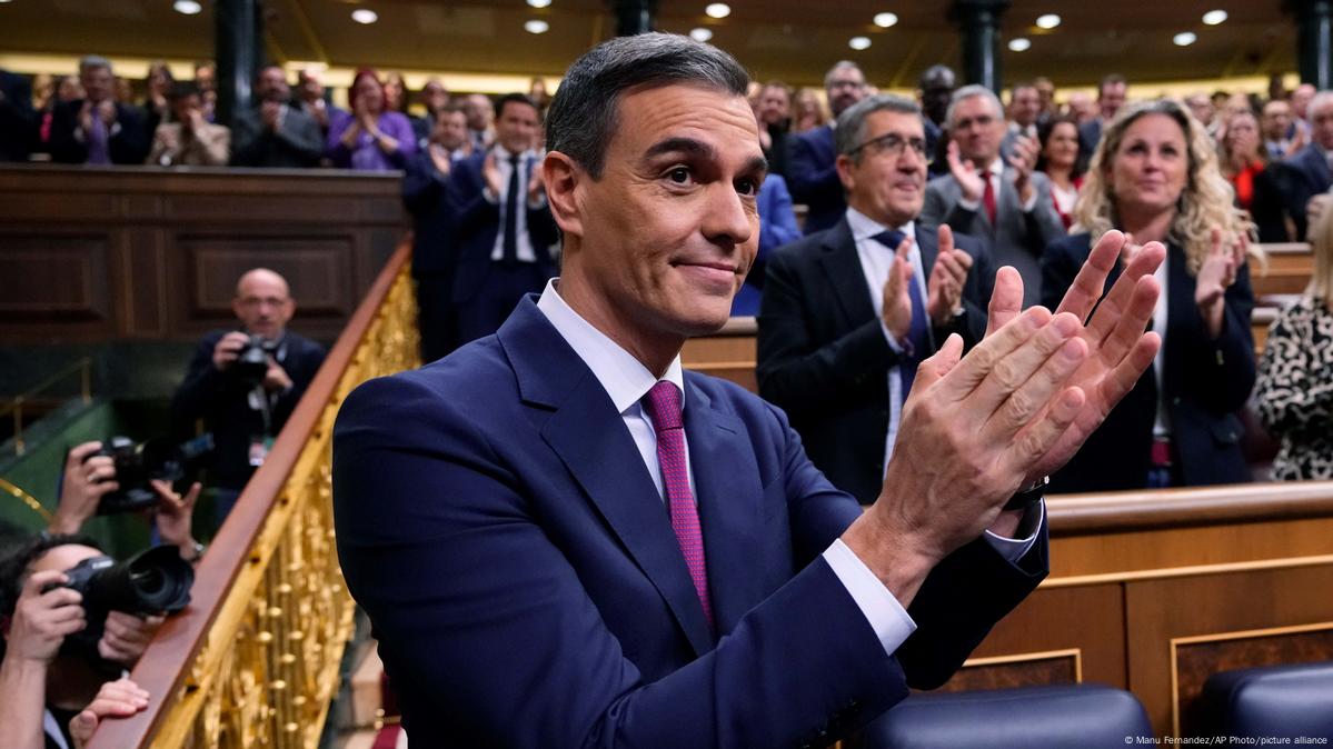 Spain: Pedro Sanchez secures new term in divided country – DW – 11/16/2023