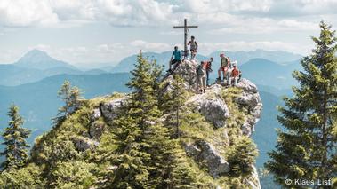 German Alpine Club Wins Sustainability Prize – DW – 11/21/2023