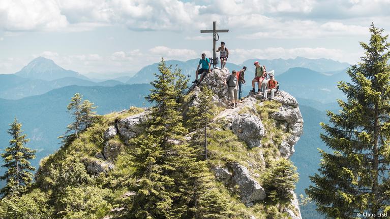 German Alpine Club wins sustainability prize DW 11/21/2023