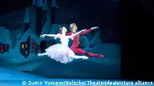 Nina Kaptsowa als Marie und Artem Ovcharenko als Prinz tanzen in einer Szene aus «Nussknacker» (undatiert). Ein «Nussknacker» mit märchenhafter Musik von Tschaikowsky gehört zur Weihnachts- und Neujahrszeit wie ein Festmahl. Am weltberühmten Bolschoi Theater in Moskau sind die 22 Aufführungen wie immer ausverkauft. (zu dpa-Korr «Nussknacker» überall - Kassenschlager russisches Ballett zum Fest») +++ dpa-Bildfunk +++