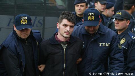 Hrant Dink'i 17 yaşındayken öldüren tetikçi Ogün Samast, polisler tarafından götürülüyor