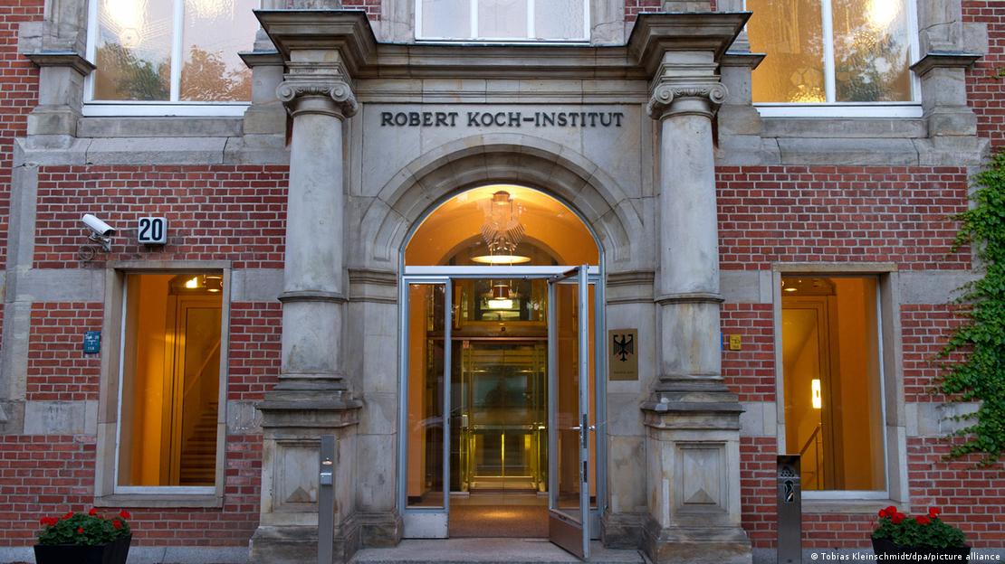 L'entrée monumentale de l'Institut Robert Koch à Berlin (photo de 2011)