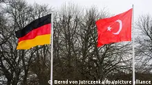 Die Flaggen von Deutschland (l) und der Türkei wehen anlässlich des Besuchs des türkischen Präsidenten Erdogan in Deutschland vor dem Schloss Bellevue. Der Besuch des türkischen Präsidenten ist wegen der Verbalattacken Erdogans auf Israel und seiner Verteidigung der von der EU als Terrororganisation eingestuften Hamas umstritten.