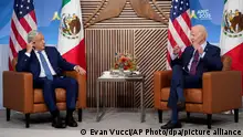 Joe Biden (r), Präsident der USA, spricht mit Andres Manuel Lopez Obrador, Präsident von Mexiko, auf dem APEC-Gipfel. +++ dpa-Bildfunk +++