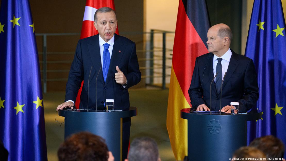 Cumhurbaşkanı Erdoğan ve Başbakan Scholz, AB, Türkiye ve Almanya bayrakları önünde basın toplantısı düzenlerken
