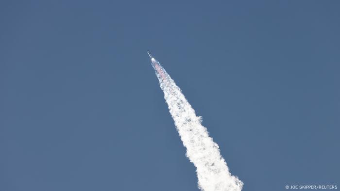 Megafoguete da SpaceX voa e pousa com sucesso pela 1° vez