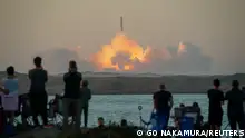 18.11.2023 People watch as SpaceX's next-generation Starship spacecraft atop its powerful Super Heavy rocket lifts off from the company's Boca Chica launchpad on an uncrewed test flight, as seen from South Padre Island, near Brownsville, Texas, U.S. November 18, 2023. REUTERS/Go Nakamura