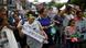 Foto de archivo de personas que protestan por la liberación de sus familiares en San Salvador. Foto de archivo de personas que protestan por la liberación de sus familiares en San Salvador.