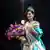 Sheynnis Palacios com a coroa de miss universo segura um enorme buquê de flores. 