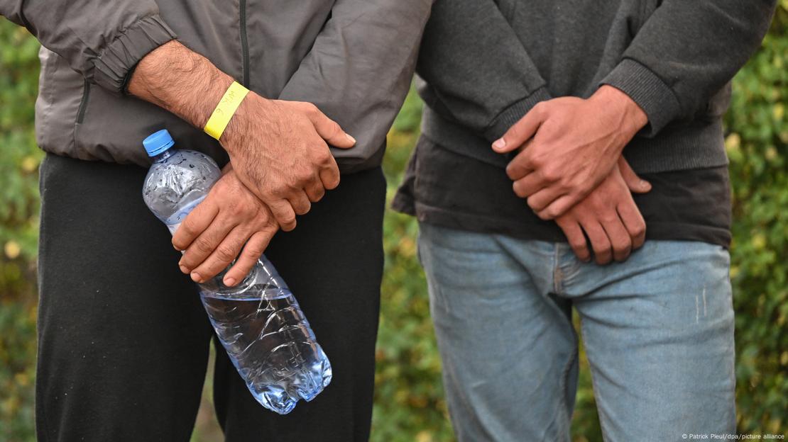 Kapja e dy personave të kontrabanduar, njëri person i kontrabanduar me shishe uji në dorë