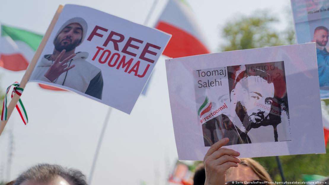 "Libertad para Toomaj", se lee junto a la imagen del cantante, en una de las pancartas ondeadas junto a banderas iraníes sin el escudo de la revolución islámica.
