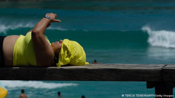 Una persona se refresa en una playa de Río de Janeiro.