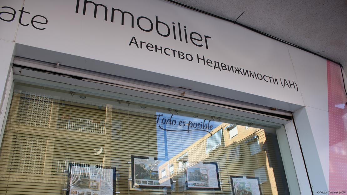 Una inmobiliaria para compradores rusos en España, con un letrero en ruso.
