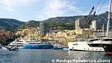 Monte Carlo, Monaco - September 29, 2023: Monaco Yacht Show Atmosphäre im Hafen. 
