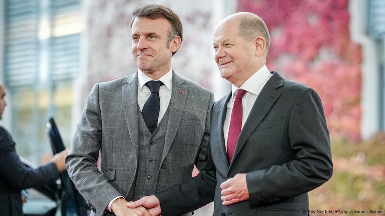 Emmanuel Macron et Olaf Scholz se serrent la main