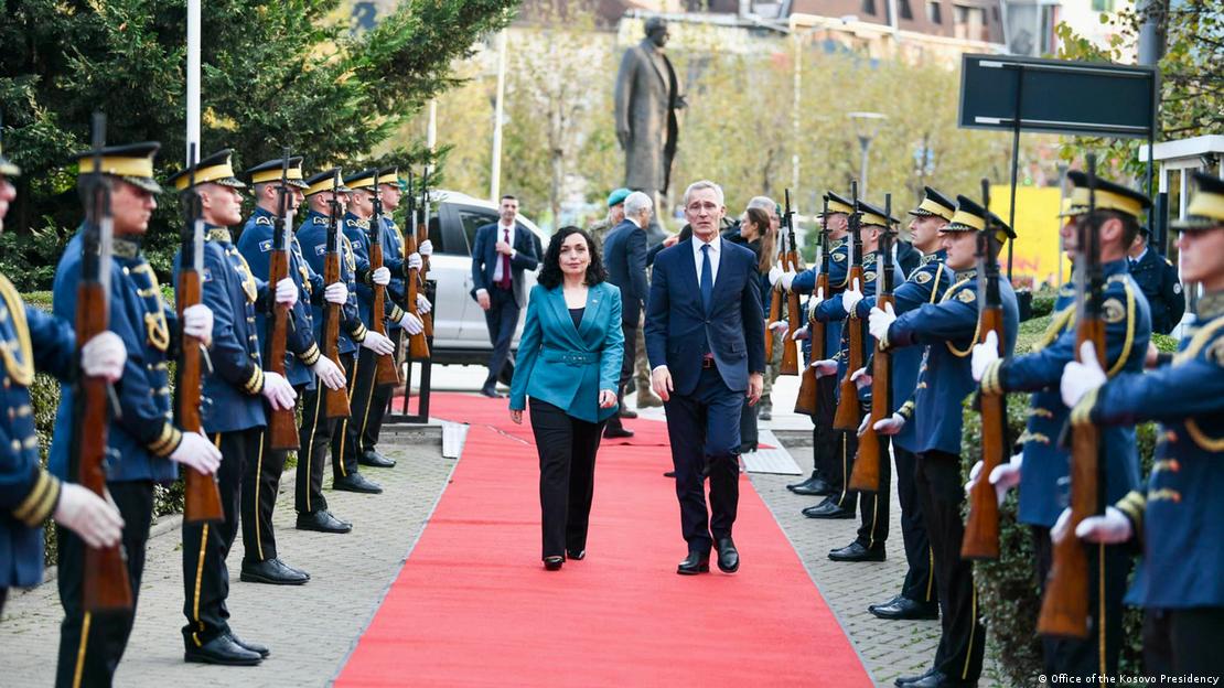 Jens Stoltenberg pritet në Prishtinë nga presidentja Vjosa Osmani. Stoltenberg dhe Osmani duke ecur mbi qilimin e kuq - nderime ushtarake nga garda e Republikës së Kosovës