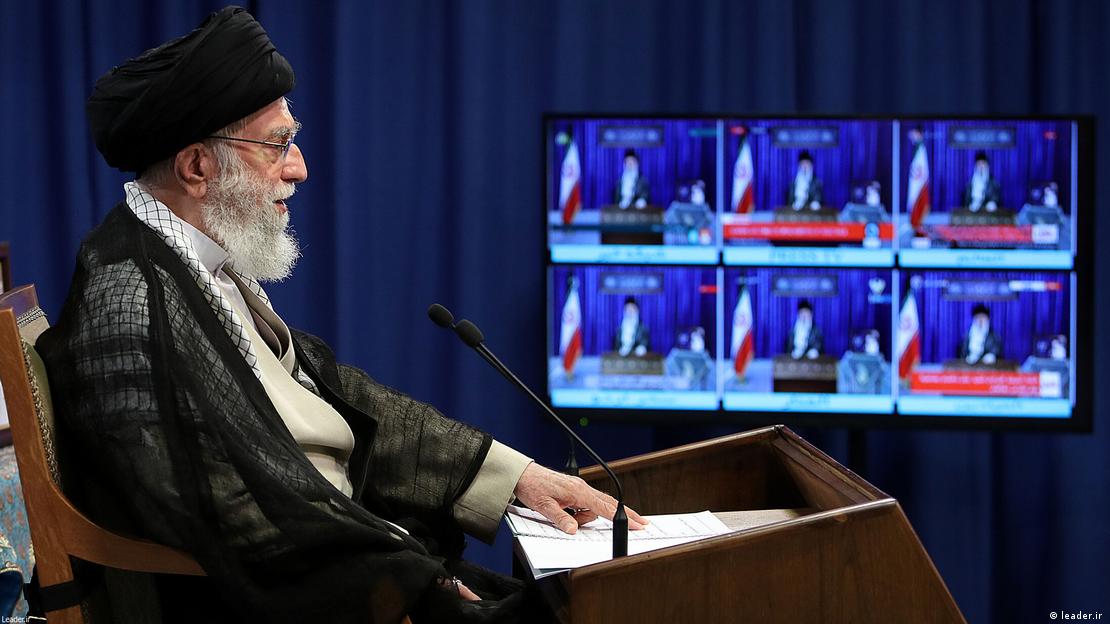 علی خامنه‌ای در برابر تلویزیونی با تصاویر خودش