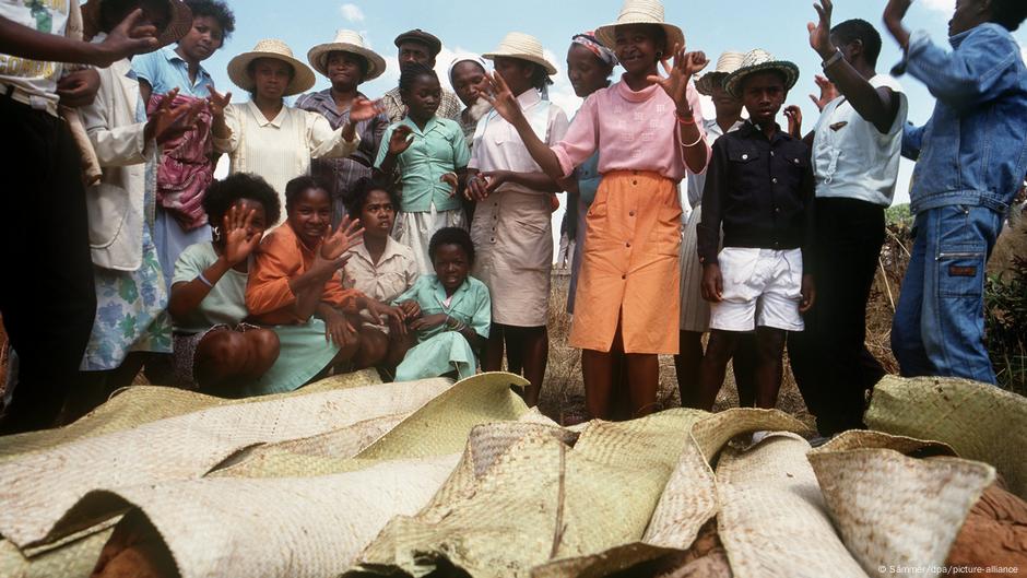 Madagaskar, Antananarivo 1989: Famadihana - u kojem učestvoje celo selo. Obavlja se u hladnim mesecima od juna do septembra.