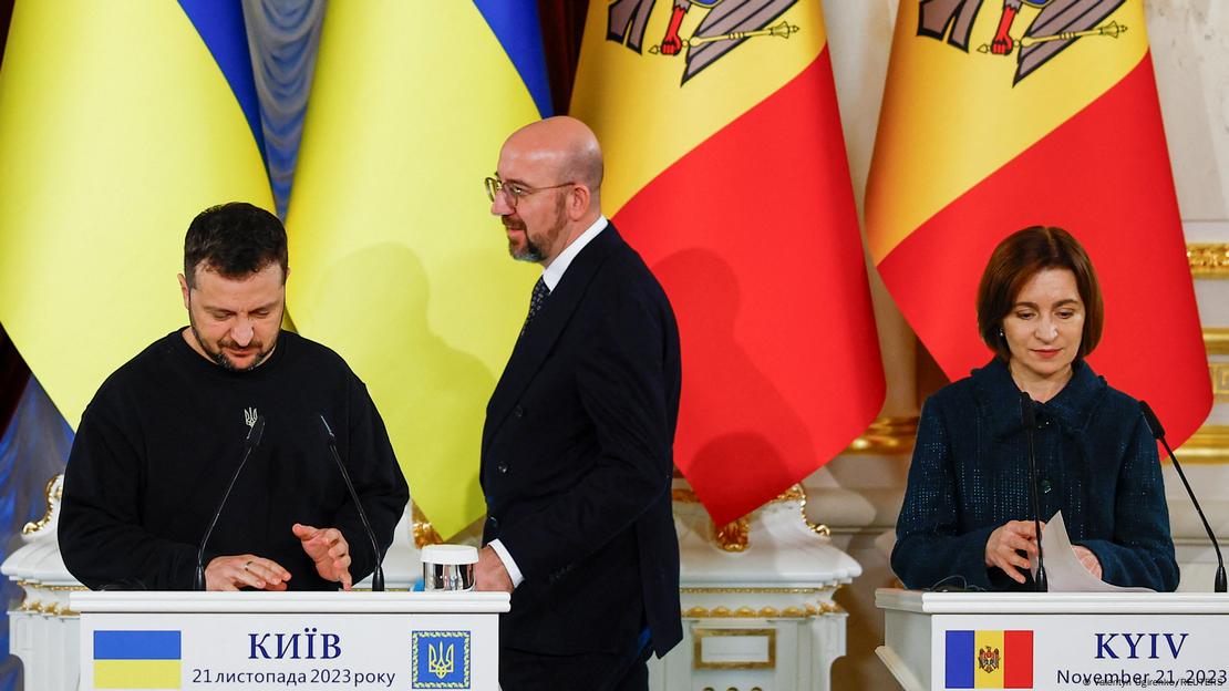 Der ukrainische Präsident Wolodymyr Selenskyj, EU-Ratspräsident Charles Michel und Moldaus Präsidentin Maia Sandu kurz vor der Pressekonferenz in Kiew (21.11.2023)