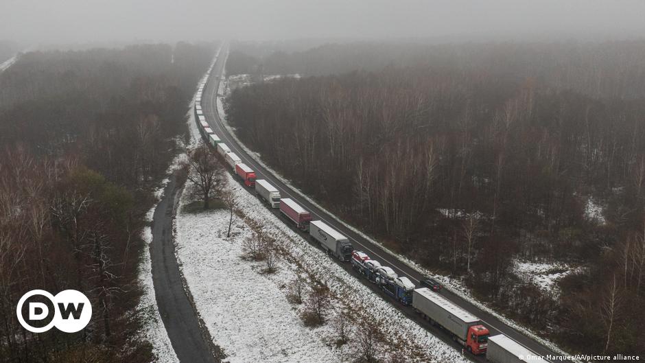 Slovak Truck Drivers Block Ukrainian Border in Protest Against Cargo Carriers