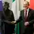 Kancelari gjerman Olaf Scholz (djathtas) dhe presidenti nigerian Bola Ahmed Tinubu (majtas) pozojnë për një foto përpara takimit të tyre të Samitit të Investimeve të G20.

