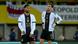Serge Gnabry und Leon Goretzka stehen nach dem Gegentor enttäuscht auf dem Rasen im Ernst-Happel-Stadion in Wien Serge Gnabry und Leon Goretzka stehen nach dem Gegentor enttäuscht auf dem Rasen im Ernst-Happel-Stadion in Wien