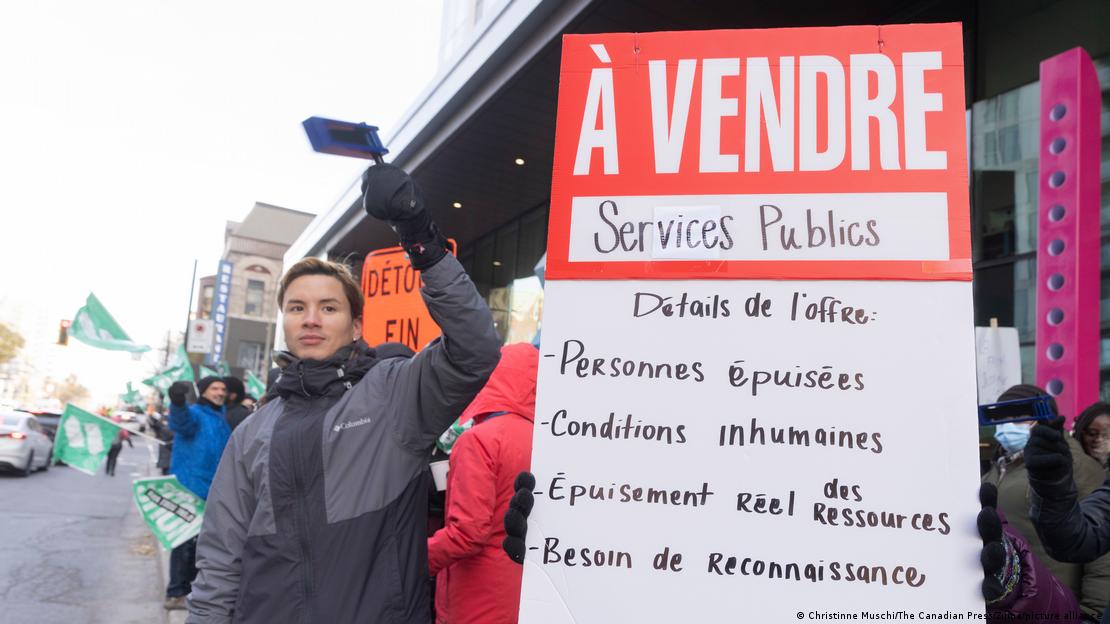 Los trabajadores de servicios sociales y de salud de Quebec hacen huelga frente al hospital CHUM en Montreal. Cuatro sindicatos que representan a unos 420.000 afiliados abandonaron sus trabajos por una huelgas de tres días en todo Quebec.