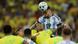 Argentiniens Nicolas Otamendi setzt sich im WM-Qualifikationsspiel gegen Brasilien mit einem Kopfball gegen mehrere brasilianische Abwehrspieler durch. Argentiniens Nicolas Otamendi setzt sich im WM-Qualifikationsspiel gegen Brasilien mit einem Kopfball gegen mehrere brasilianische Abwehrspieler durch.