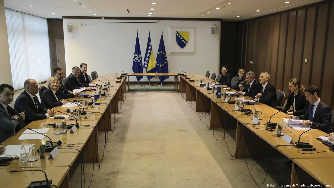 Stoltenberg me Këshillin Ministror në Bosnje.Hercegovinë -tavolina në formë U-je dhe mikrofonë para politikanëve