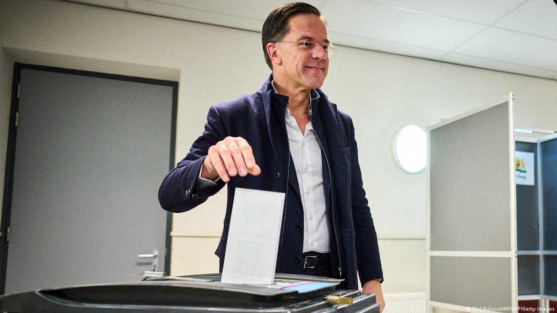 Премиерот во заминување Марк Руте гласа на парламентарните избори во Холандија