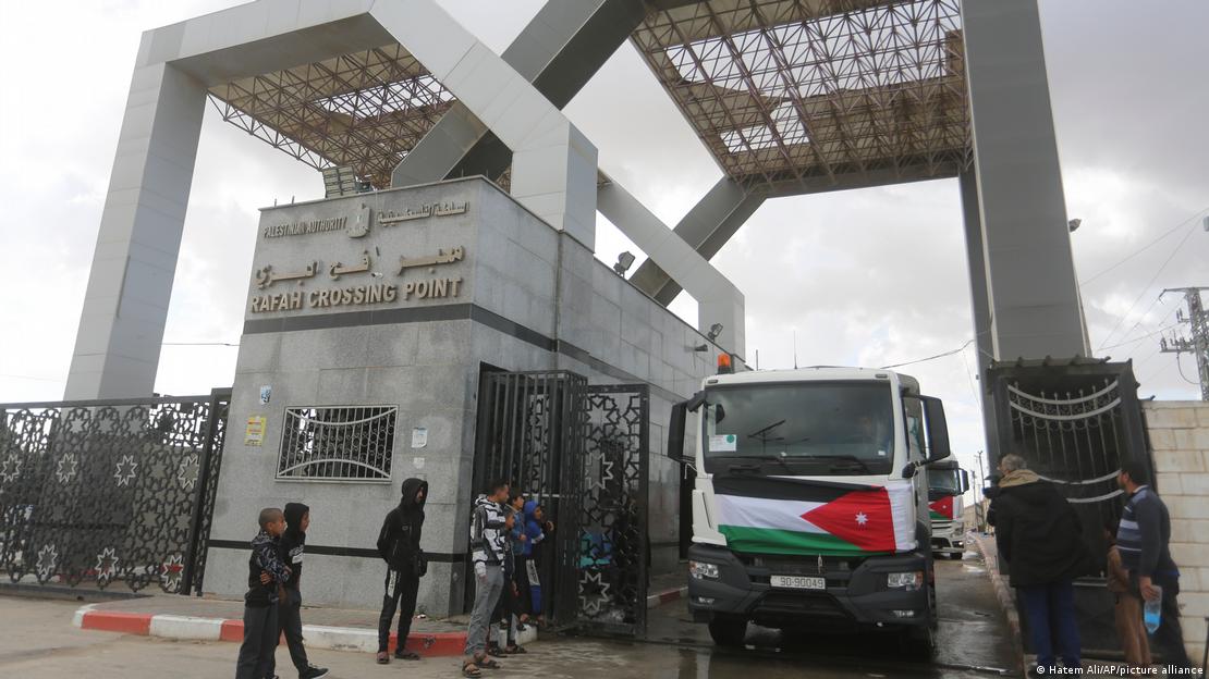 Pika kufitare Rafah në Egjipt - e vetmja pikë kufitare e hapur për Rripin e Gazës - një kamion jordanez me ndihma humanitare kalon më 20 nëntor kufirin