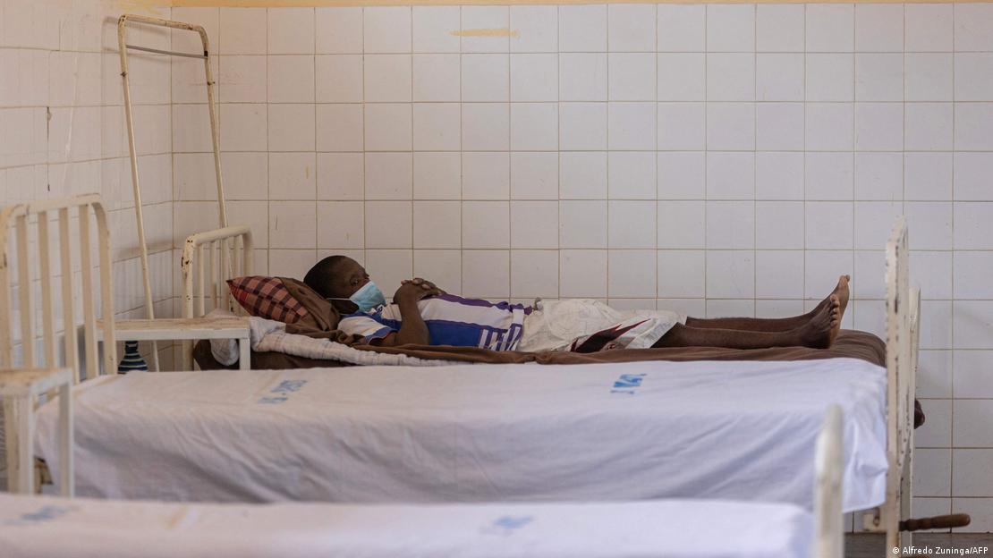 Un paciente con tuberculosis descansa aislado en un hospital de Mozambique. Un paciente con tuberculosis descansa aislado en un hospital de Mozambique.