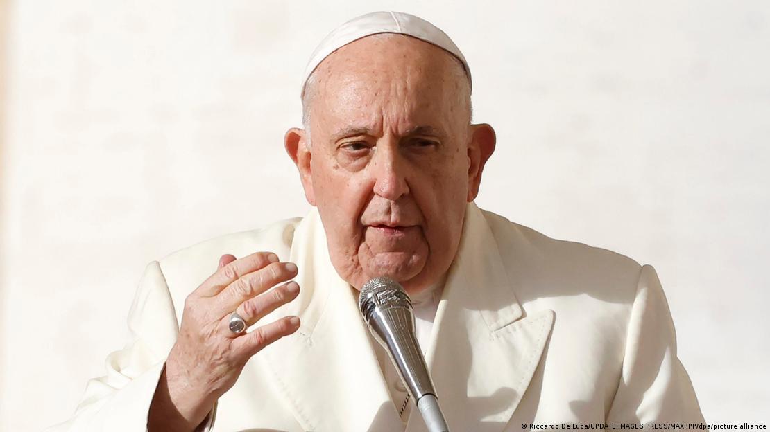 Papa Francisco falando em microfone